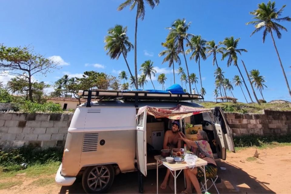 Homem conversando em frente a kombi