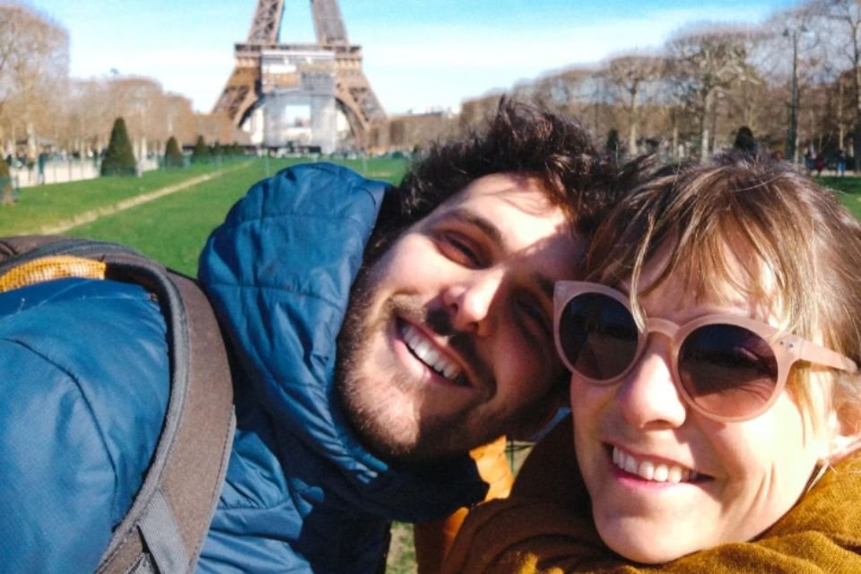 Pamela e Rémy em frente a Torre Eiffel
