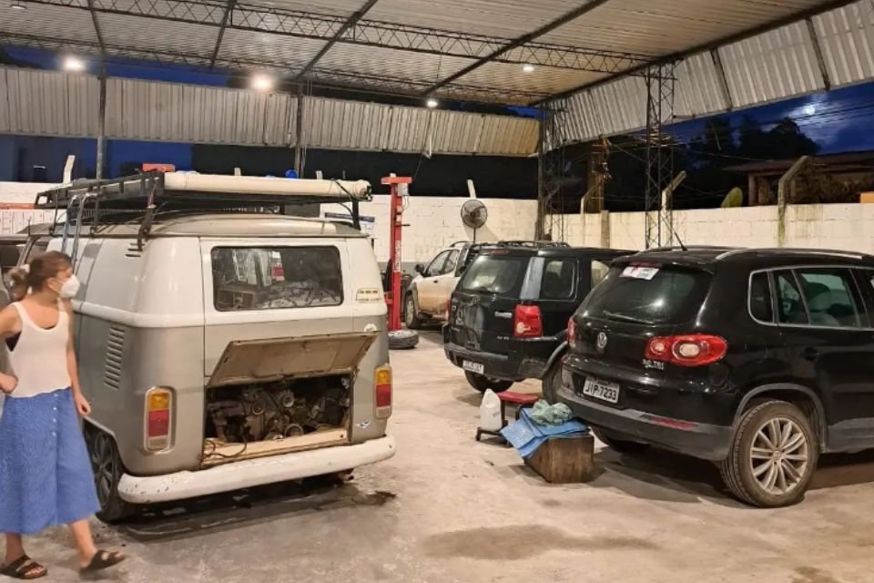 Kombi em manutenção