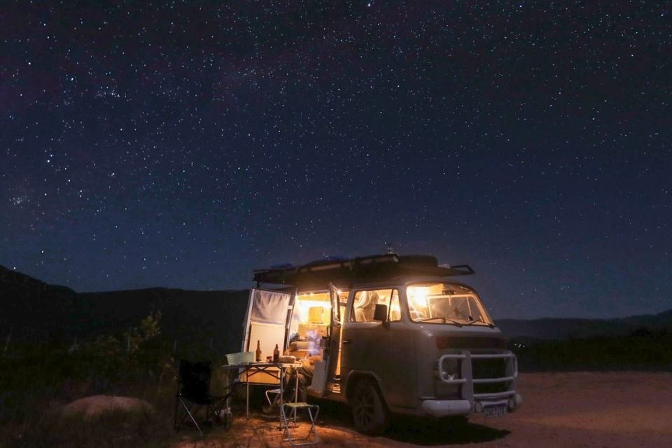 Vista da kombi em uma noite estrelada