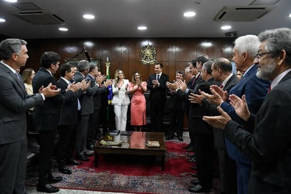 Suplentes de ministros de Lula tomam posse no Senado