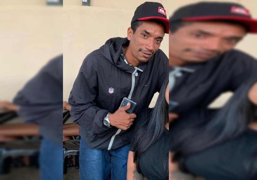 Homem de casaco e boné