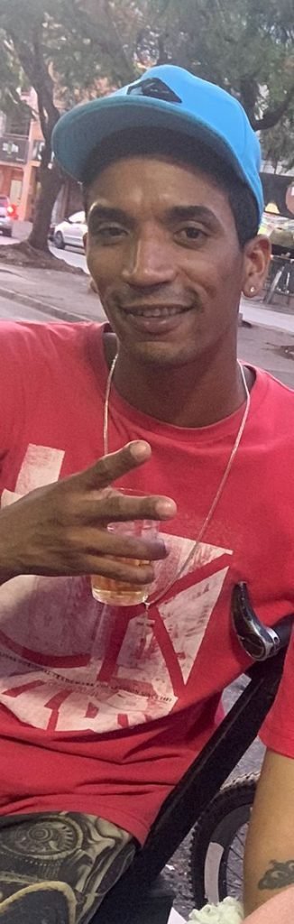 Homem de blusa vermelha e boné azul