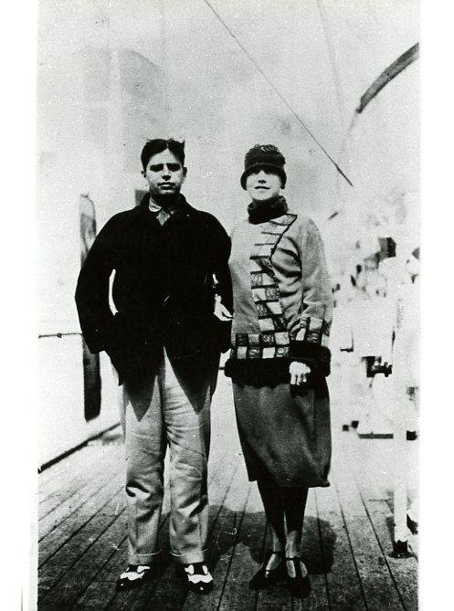 imagem preto e branco Oswald de Andrade e Tarsila do Amaral a bordo de um navio Foto- Crédito- Fundo Oswald de Andrade : Centro de Documentação Cultural Alexandre Eulálio