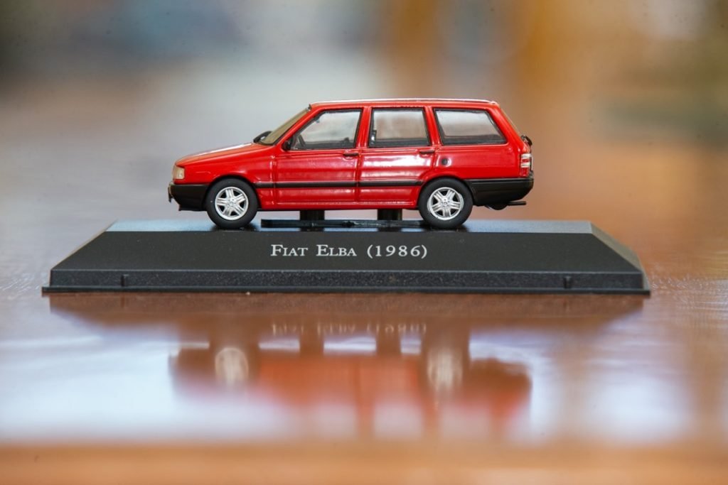 Miniatura de Fiat Elba vermelho