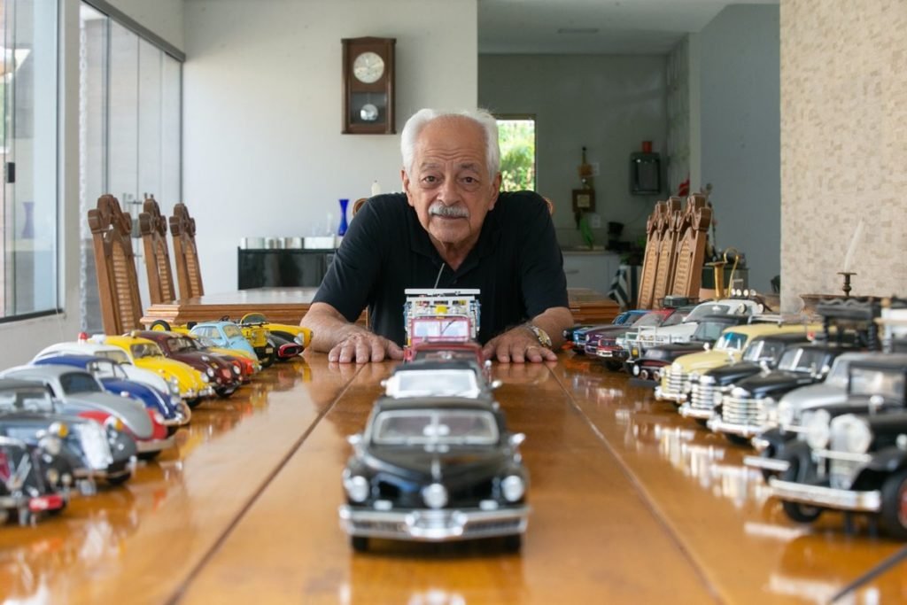 Homem mostra rara miniatura de um Tucker Torpedo