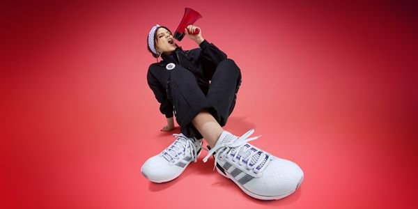 Na imagem com cor, Jenna Ortega estrela a nova campanha da Adidas - Metrópoles