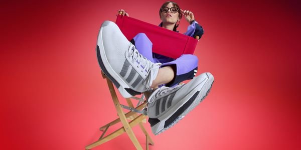 Na imagem com cor, Jenna Ortega estrela a nova campanha da Adidas - Metrópoles