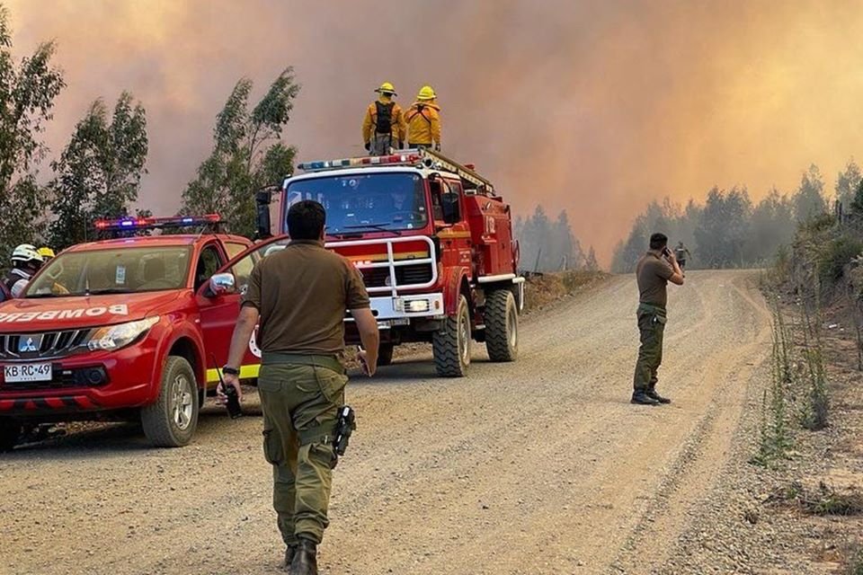 Imagem colorida mostra caminhonete e caminhão usados para combater incêndios florestais no Chile - Metrópoles