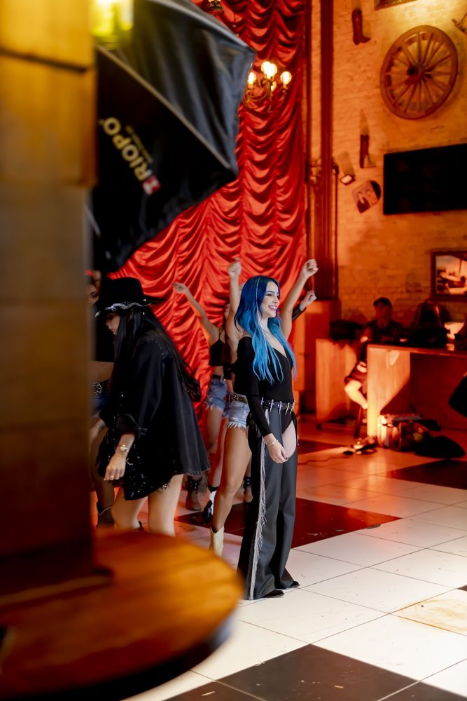 Foto colorida de gravação de novo clipe de Ana Castela