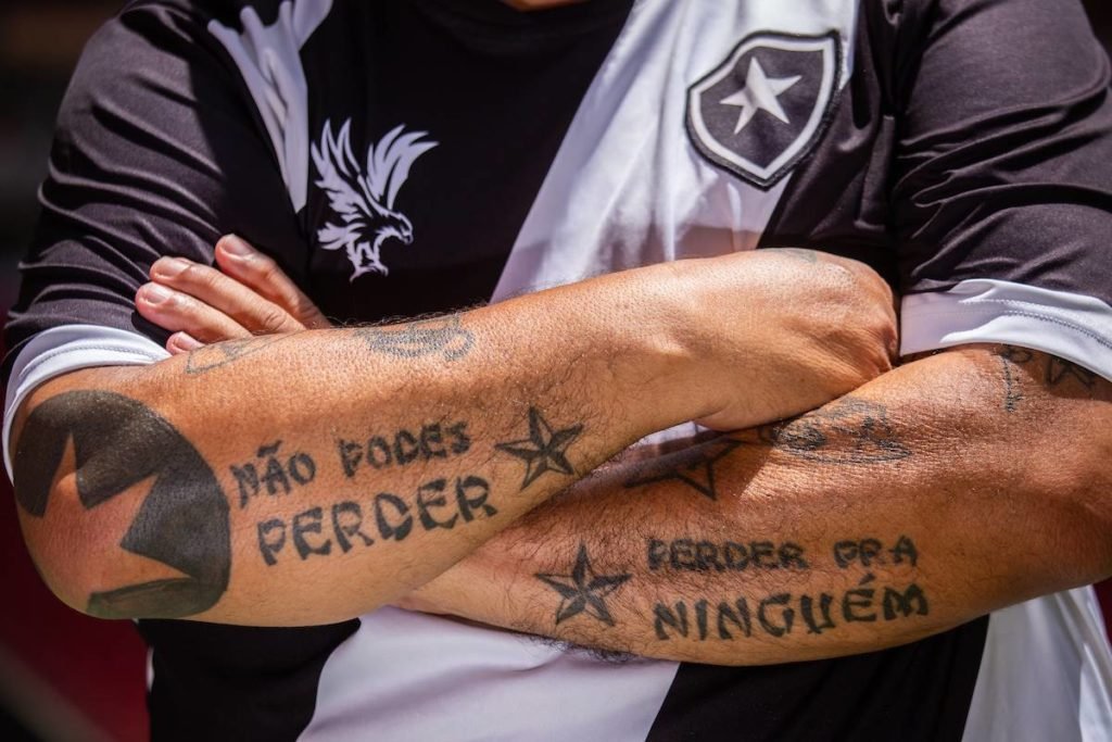 Conheça Torcedor Do Botafogo Que Tem 50 Tatuagens Do Glorioso Metrópoles 9288