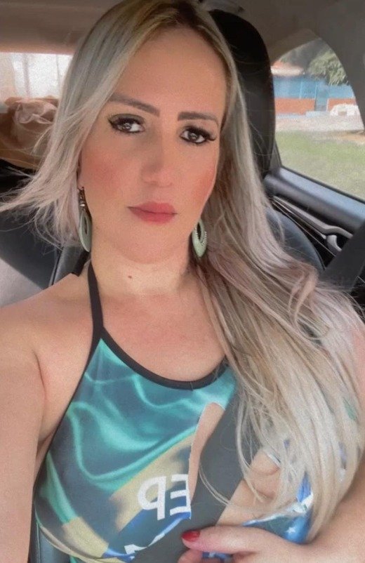 Mulher tem cabelos loiros