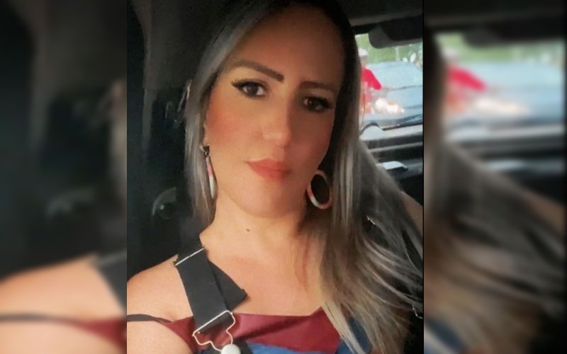 Mulher de blusa vermelha e cabelos claros