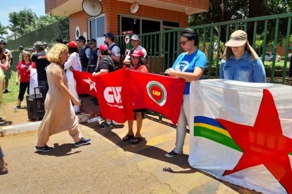 Brasileiros em frente à embaixada venezuelana