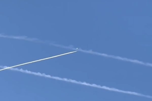 Imagem colorida mostra aviões dos EUA acertando balão chinês - Metrópoles