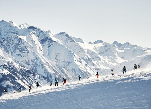 esquiadores em montanha na áustria - metrópoles
