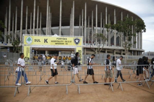 Torcida do Botafogo em direção ao estádio Mané Garrincha - Metrópoles