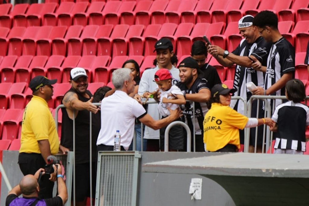 Torcida Do Botafogo Chega Ao Mané Garrincha Para Jogo Com O Boavista ...