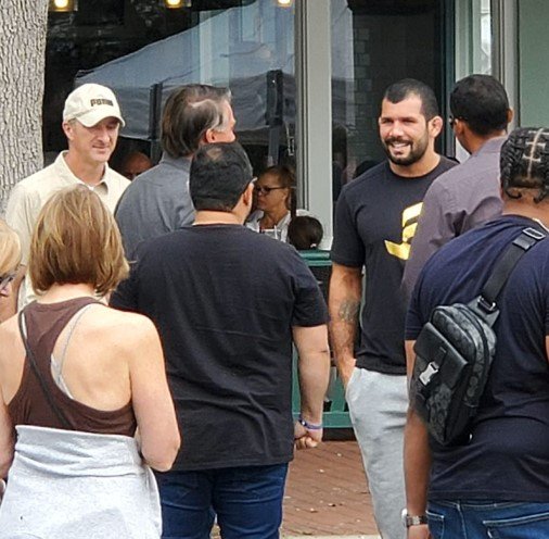 Foto colorida de Bolsonaro com apoiadores nos EUA, em Celebration