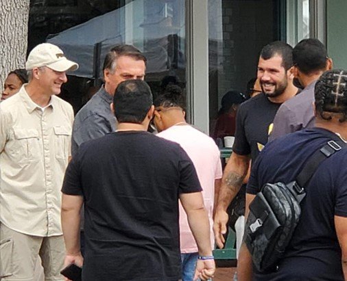 Foto colorida de Bolsonaro com apoiadores nos EUA, em Celebration