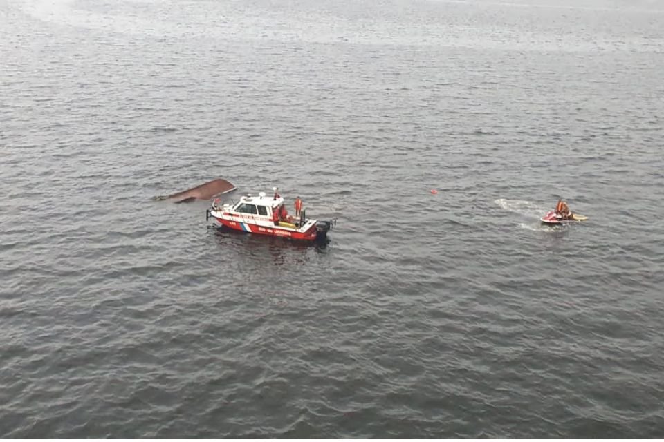barco após naufrágio e equipes de resgate - metrópoles