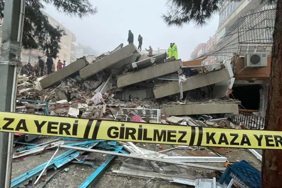 Vídeo bebê de 2 anos é resgatado 79 horas após terremoto na Turquia