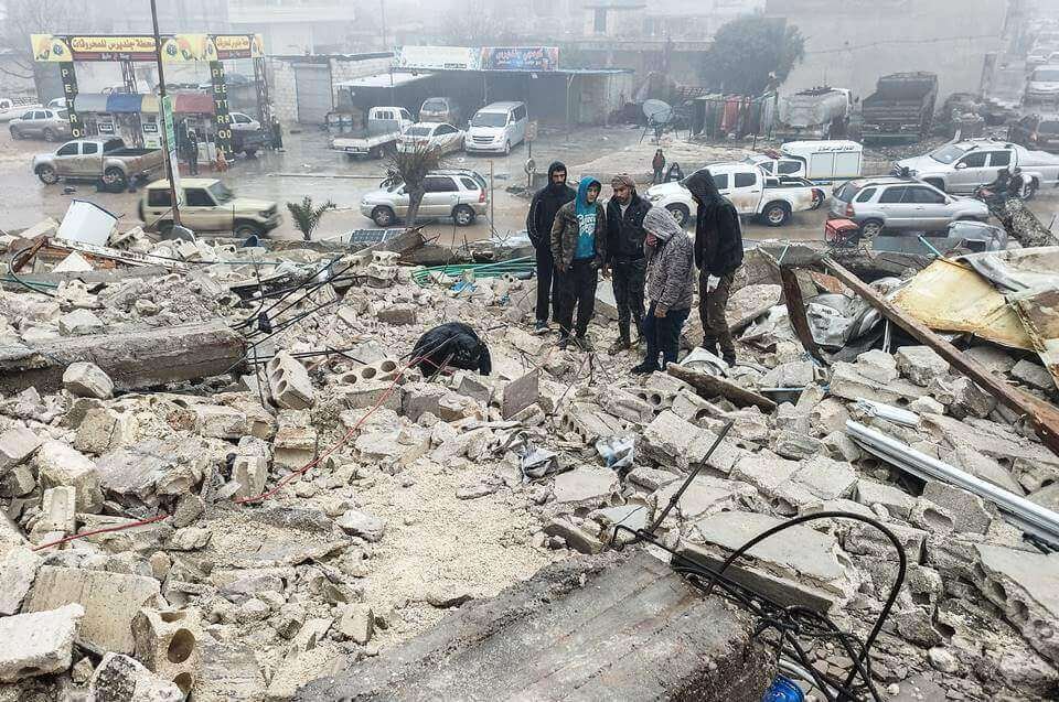 Foto colorida de destruição na Turquia após terremoto