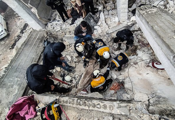 Imagem colorida mostra Equipes de resgate trabalham em em Afrin, na Síria, após terremoto - Metrópoles