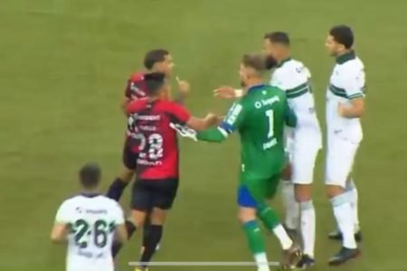 Jogadores brigam em jogo no Paraná - Metrópoles
