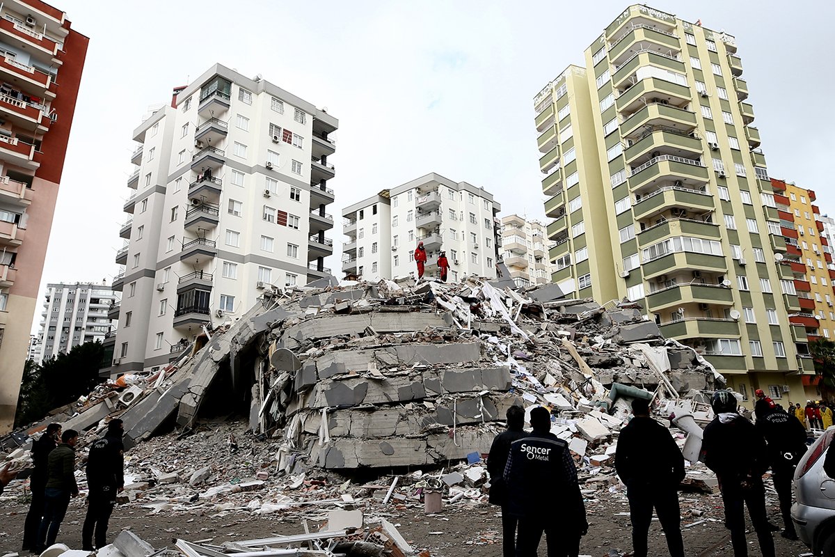 Terremoto deixa mais de 1.500 mortos na Turquia e na Síria
