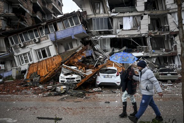 Uma visão de um prédio danificado em Hatay, Turkiye, após terremotos de magnitude 7,7 e 7,6 atinge Hatay em Turkiye, em 06 de fevereiro de 2023. A Autoridade de Gerenciamento de Emergências e Desastres (AFAD) de Turkiye disse que o terremoto de magnitude 7,7 ocorreu em 04h17 (0117GMT) e foi centrado no distrito de Pazarcik e terremoto de magnitude 7,6 ocorreu no distrito de Elbistan, na província de Kahramanmaras, no sul de Turkiye. As províncias de Gaziantep, Sanliurfa, Diyarbakir, Adana, Adiyaman, Malatya, Osmaniye, Hatay e Kilis foram fortemente afetadas pelos terremotos