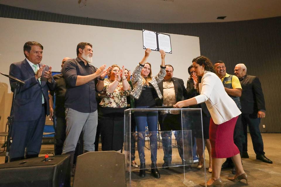 A governadora em exercício do DF, Celina Leão, assina decreto com nomeações na Saúde. No detalhe, a mandatária ergue o ato assinado ao lado da secretária da pasta, Lucilene Florêncio de Queiroz - Metrópoles