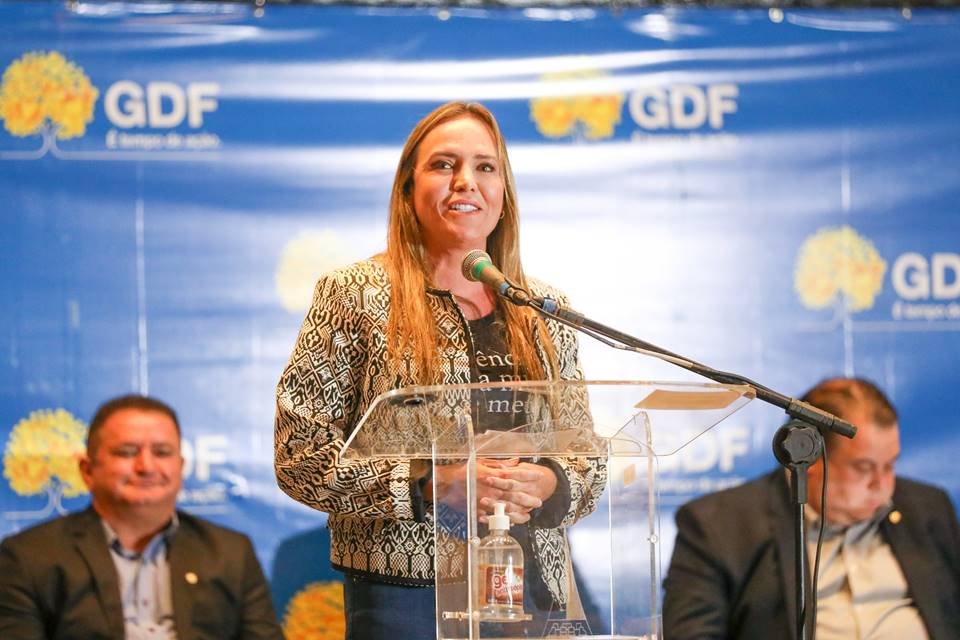 A governadora em exercício do DF, Celina Leão, assina decreto com nomeações na Saúde. No detalhe, a mandatária fala sorrindo em púlpito - Metrópoles