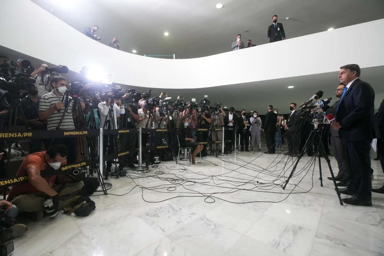 Jair Bolsonaro e jornalistas no Palácio do Planalto