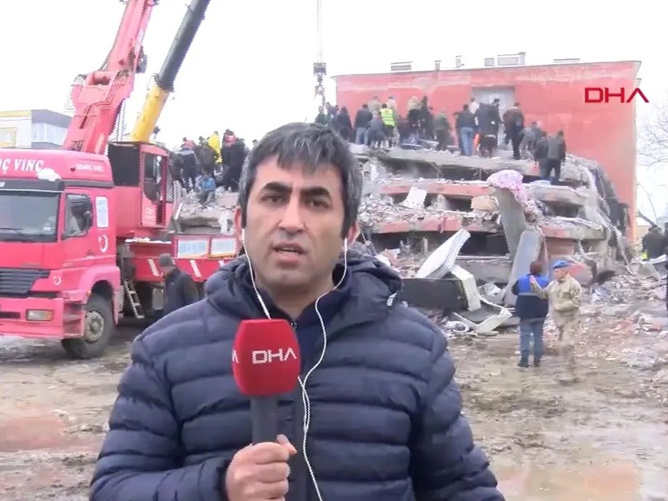 Repórter de TV turca transmite segundo tremor - Metrópoles