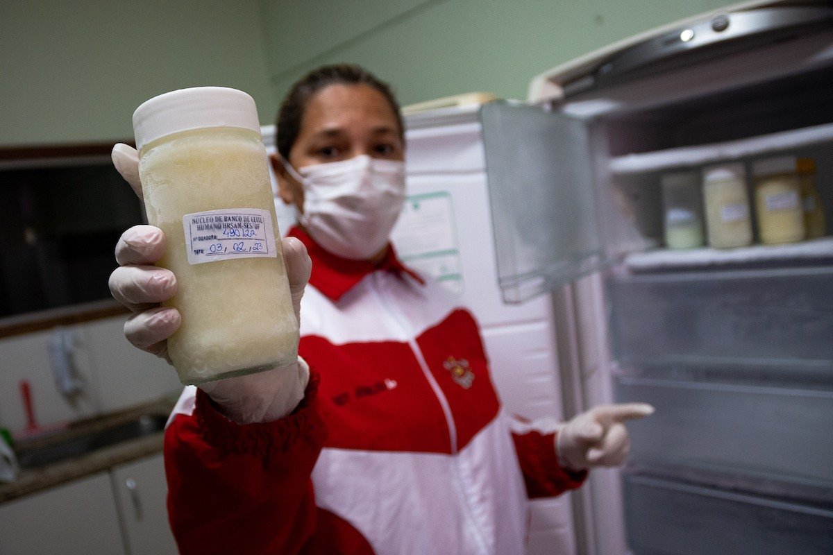 Bombeira mostra pote de leite materno recolhido para doação no DF