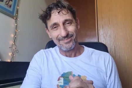 ator Tuca Andrada sentado sorrindo - metrópoles