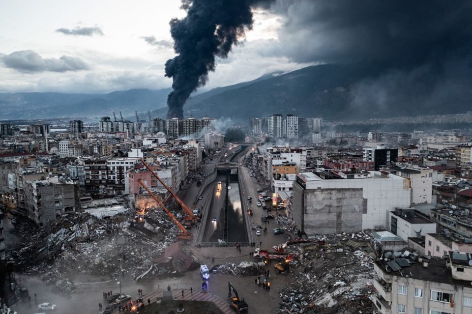 Imagem colorida mostra fumaça e prédios destruídos na Turquia, que foi atingida por terremoto, ao lado da Síria - Metrópoles