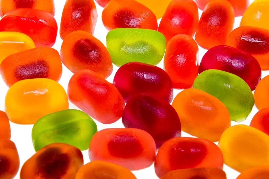 Foto de várias gomas comestíveis coloridas