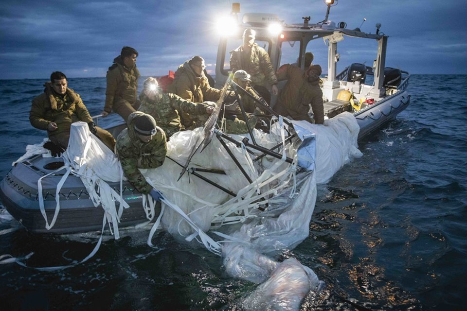 Marinha dos EUA resgatam restos do