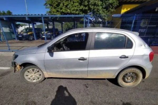 Carro alugado danificado na Bahia - Metrópoles