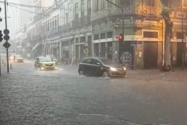 Vídeo Chuva Forte Atinge O Rio E Cidade Entra Em Estágio De Atenção Metrópoles 