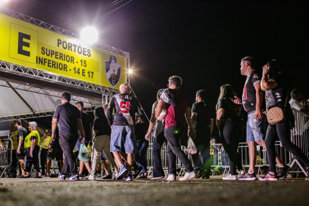 Torcedores chegam ao estádio Mané Garrincha para acompanhar o jogo entre Nova Iguaçu e Vasco - Metrópoles