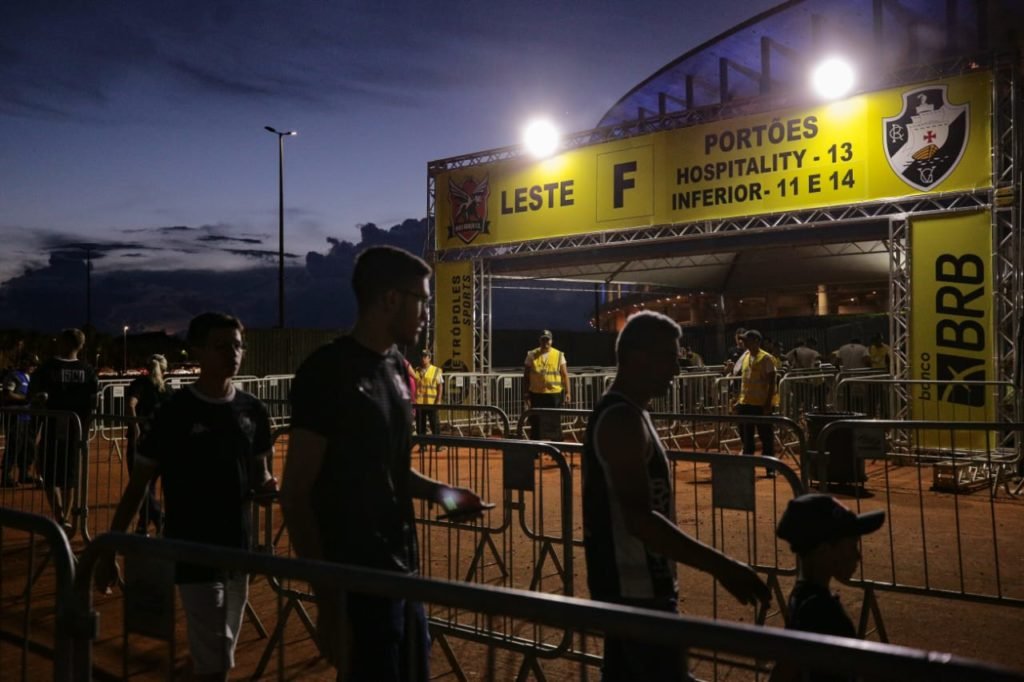 Torcedores chegam ao estádio Mané Garrincha para acompanhar o jogo entre Nova Iguaçu e Vasco - Metrópoles