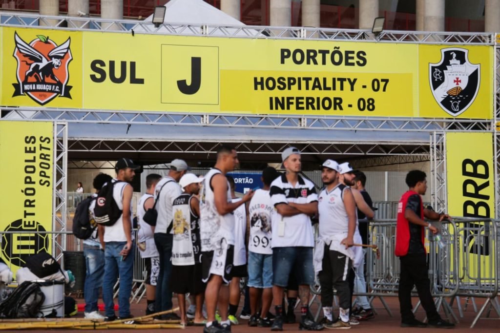 Torcedores chegam ao estádio Mané Garrincha para acompanhar o jogo entre Nova Iguaçu e Vasco - Metrópoles