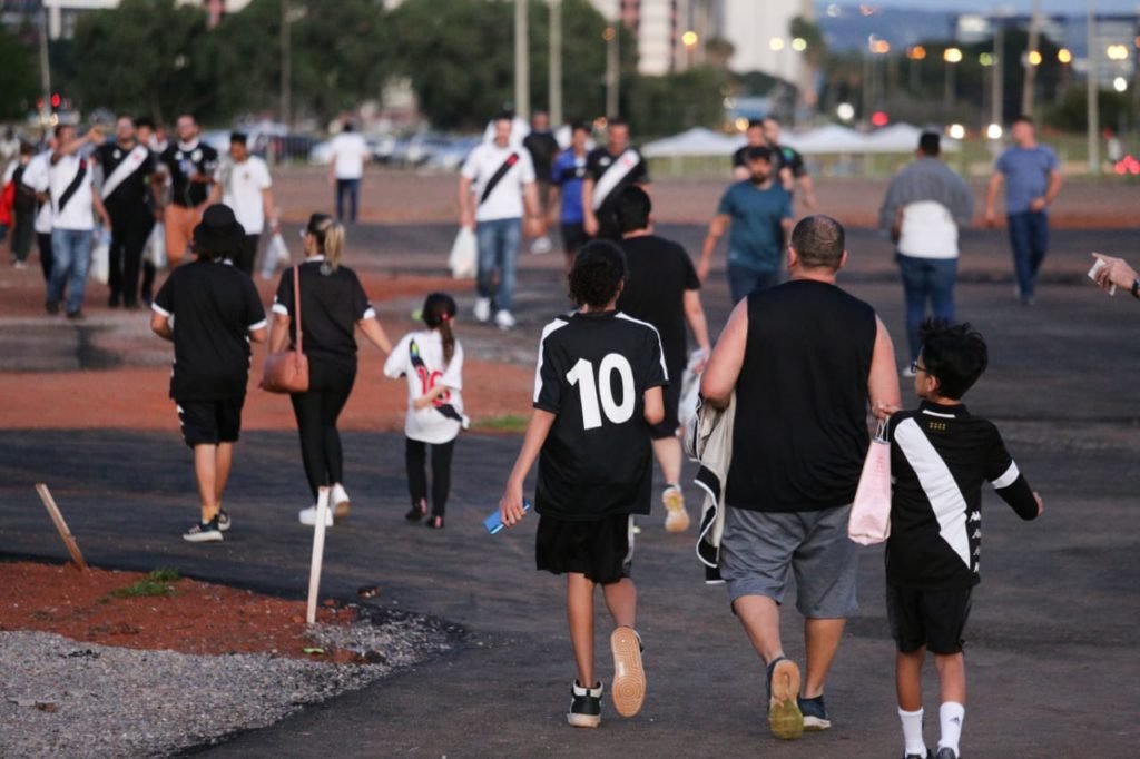 pai e filhos chegam ao estádio Mané Garrincha para acompanhar o jogo entre Nova Iguaçu e Vasco - metrópoles