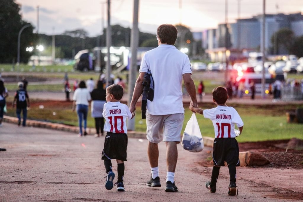 pai e filhos chegam ao estádio Mané Garrincha para acompanhar o jogo entre Nova Iguaçu e Vasco - metrópoles