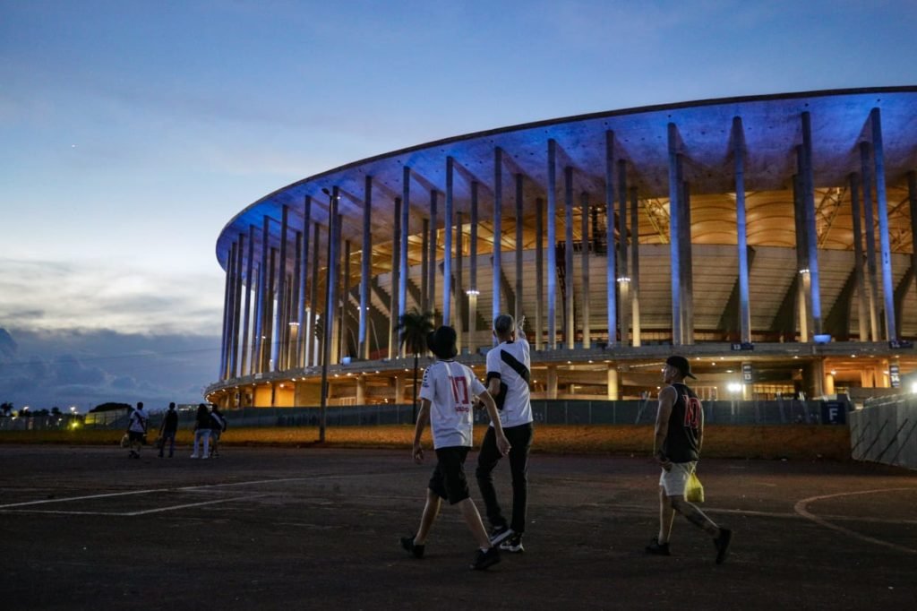 Estádio Mané garrincha iluminado de azul - metropoles