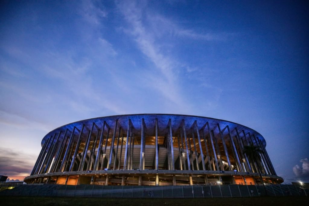 Estádio Mané garrincha iluminado de azul - metropoles