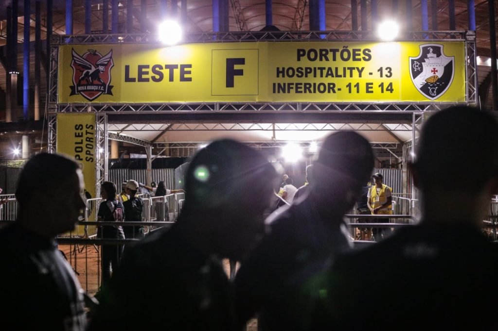 Torcedores chegam ao estádio Mané Garrincha para acompanhar o jogo entre Nova Iguaçu e Vasco - Metrópoles